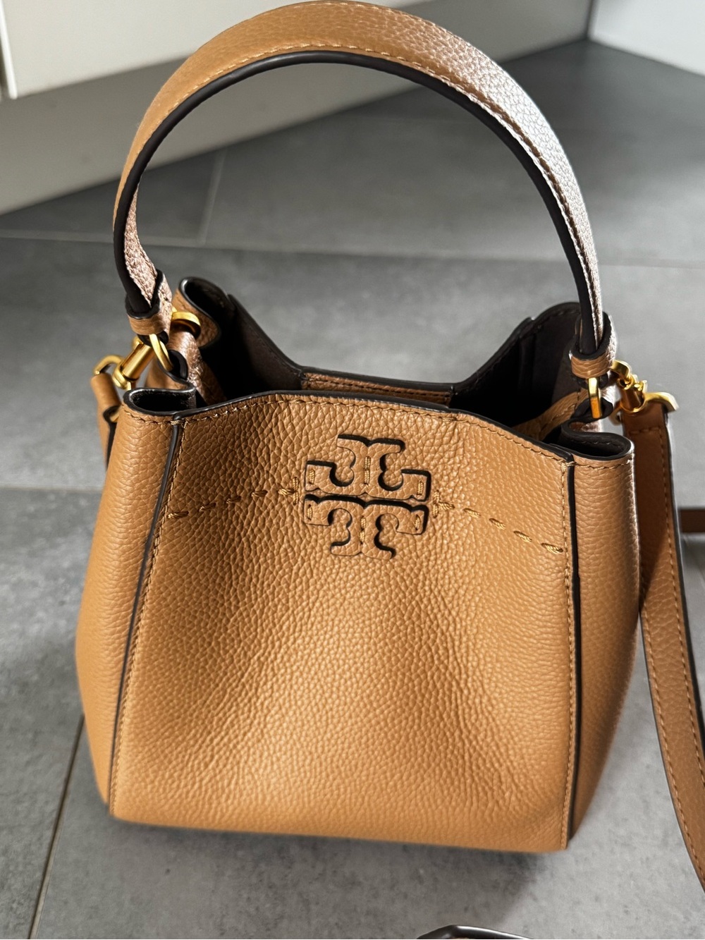 Tory Burch Pebbled Leather Mcgraw Bucket Bag - Picture 7 of 13